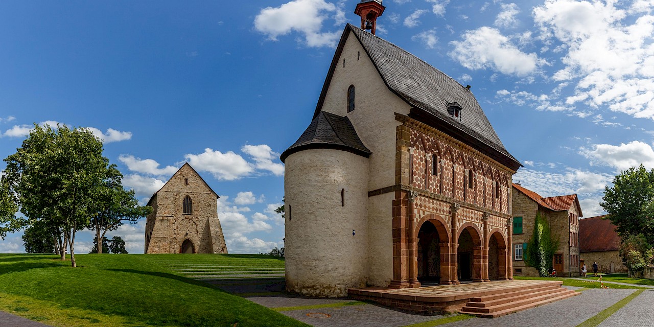 Die Tor- oder Königshalle ist von außen wie innen ein reich geschmücktes karolingisches Bauwerk